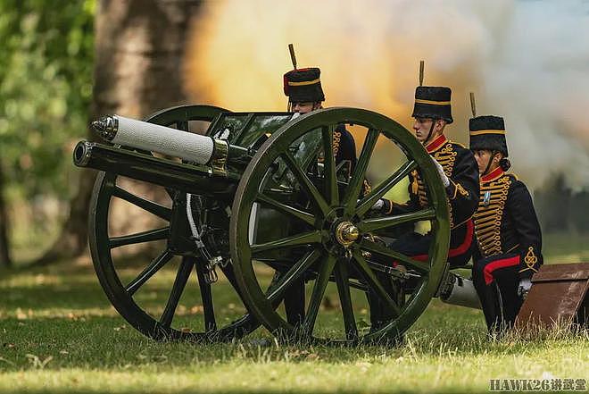 图说：英国皇家骑兵炮兵团鸣放礼炮41响 庆祝王后卡米拉78岁生日 - 12