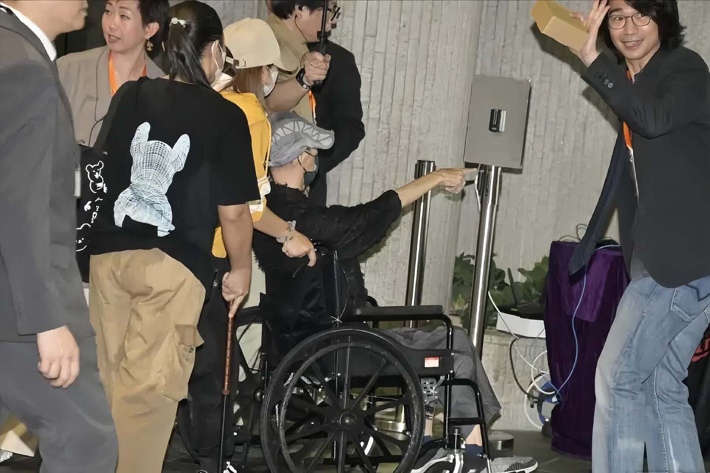 香港知名演员靠轮椅代步，瘦成皮包骨拒绝受访，患鼻咽癌花光积蓄 - 2