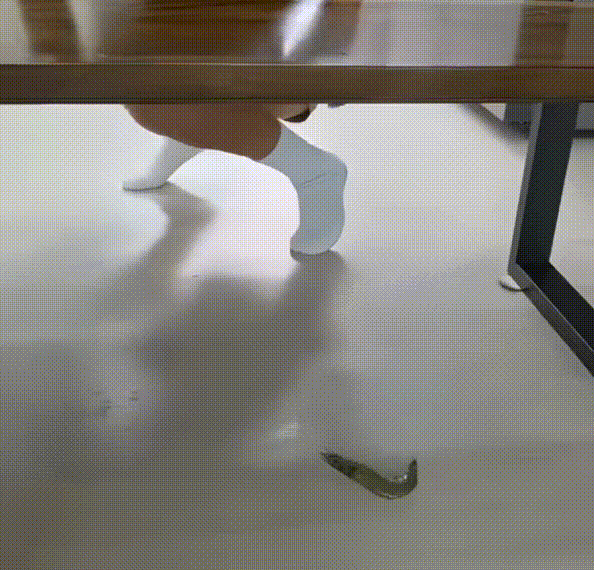 KTV居然搞女服务员盲盒，大家看这每人头上罩个黑塑料袋该怎么选啊？ - 21