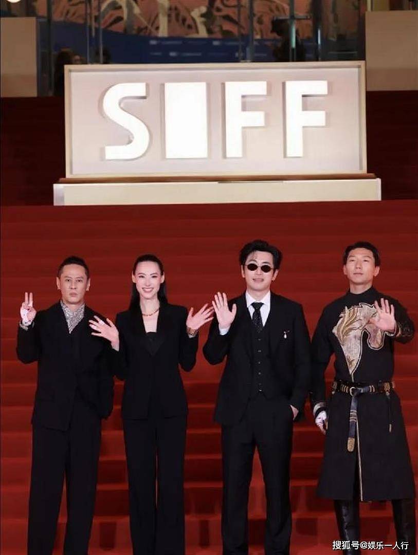 37岁梁洛施挽马浴柯走红毯:分手李泽楷15年,马浴柯左手戒指抢镜,她全程笑不拉满但没松过手 - 19