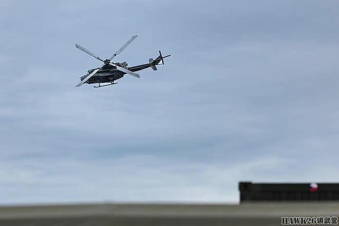 捷克UH-1Y“毒液”直升机训练 三色迷彩有灵性 舱门机枪手很重要 - 7