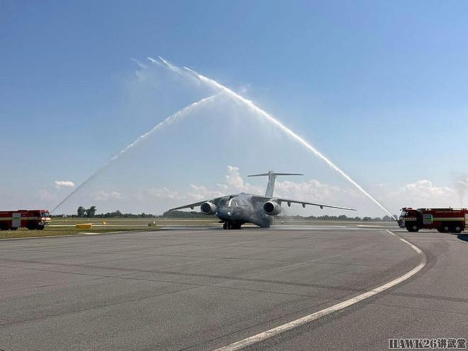 捷克空军举行首架C-390运输机接收仪式 走进驾驶舱 观看内部设备 - 1