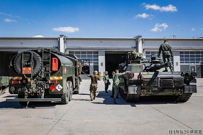 波兰士兵为M1A1“艾布拉姆斯”加油 喂饱美国“大胃袋”不容易 - 1