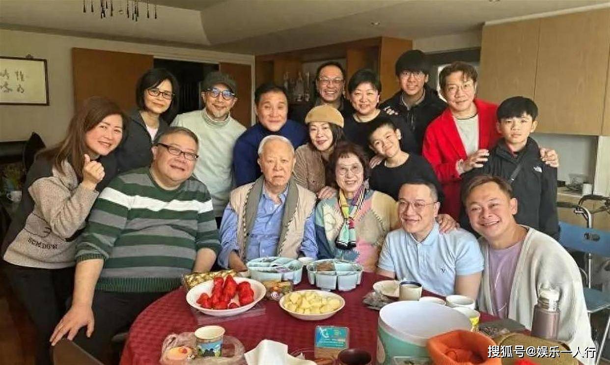 一场丧礼震动全香港！百位名流出席，霍启刚破例出席，周润发刘德华垂首，扶灵唯一人竟是他 - 1