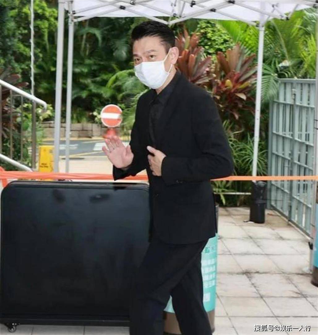 一场丧礼震动全香港！百位名流出席，霍启刚破例出席，周润发刘德华垂首，扶灵唯一人竟是他 - 2