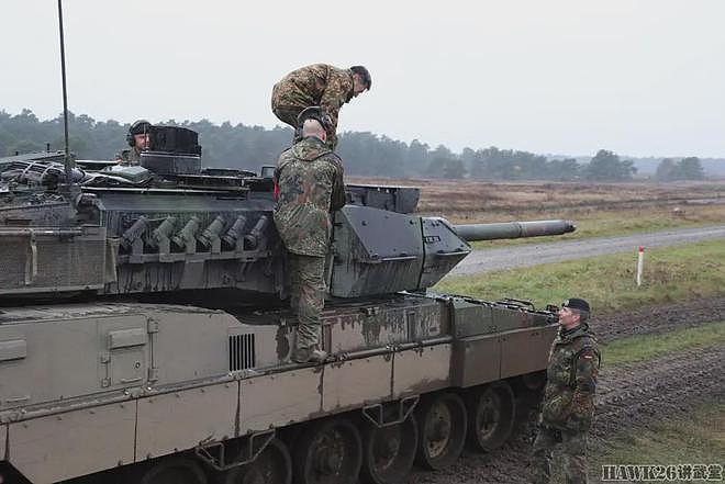 日本陆上自卫队代表团访问德军基地 登上豹2主战坦克 参观训练场 - 2