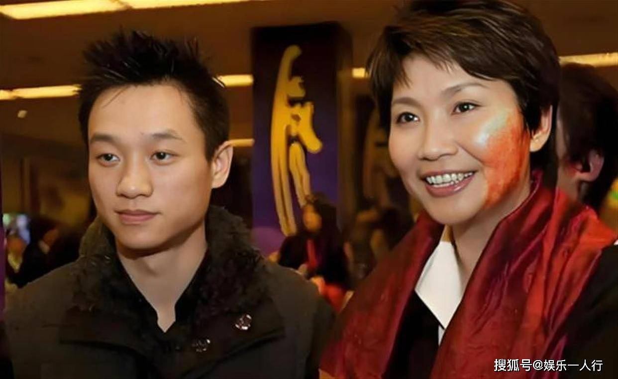 宁辛：22岁母逝父瘫，与丈夫分居22年无孩，她把“苦”字刻进了名字里 - 9