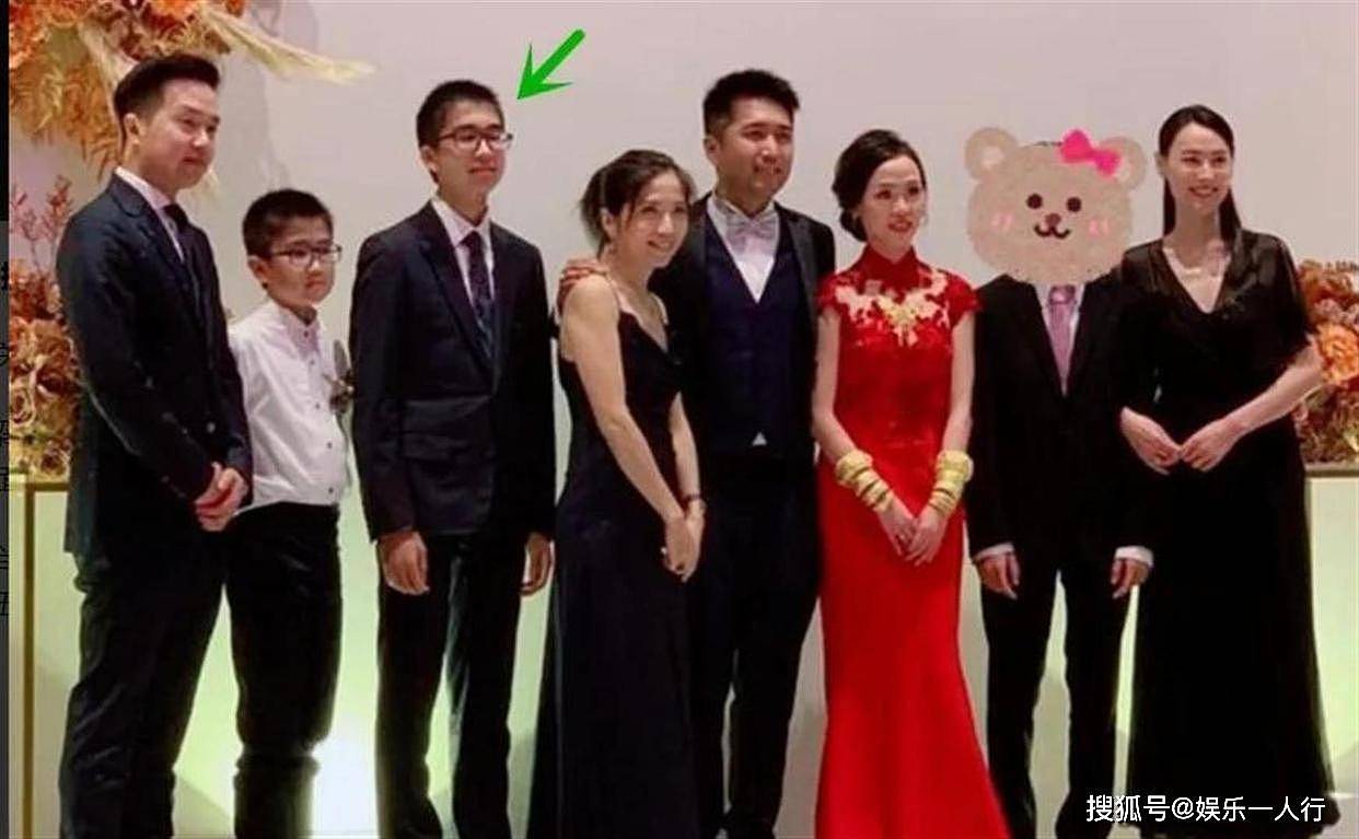 37岁梁洛施挽马浴柯走红毯:分手李泽楷15年,马浴柯左手戒指抢镜,她全程笑不拉满但没松过手 - 5