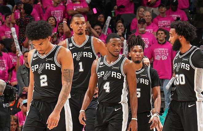 马刺输球3大罪人出炉！福克斯13中3低迷，主帅斗法布朗完爆师弟 - 1