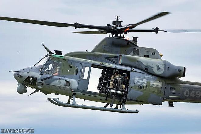 捷克UH-1Y“毒液”直升机训练 三色迷彩有灵性 舱门机枪手很重要 - 4