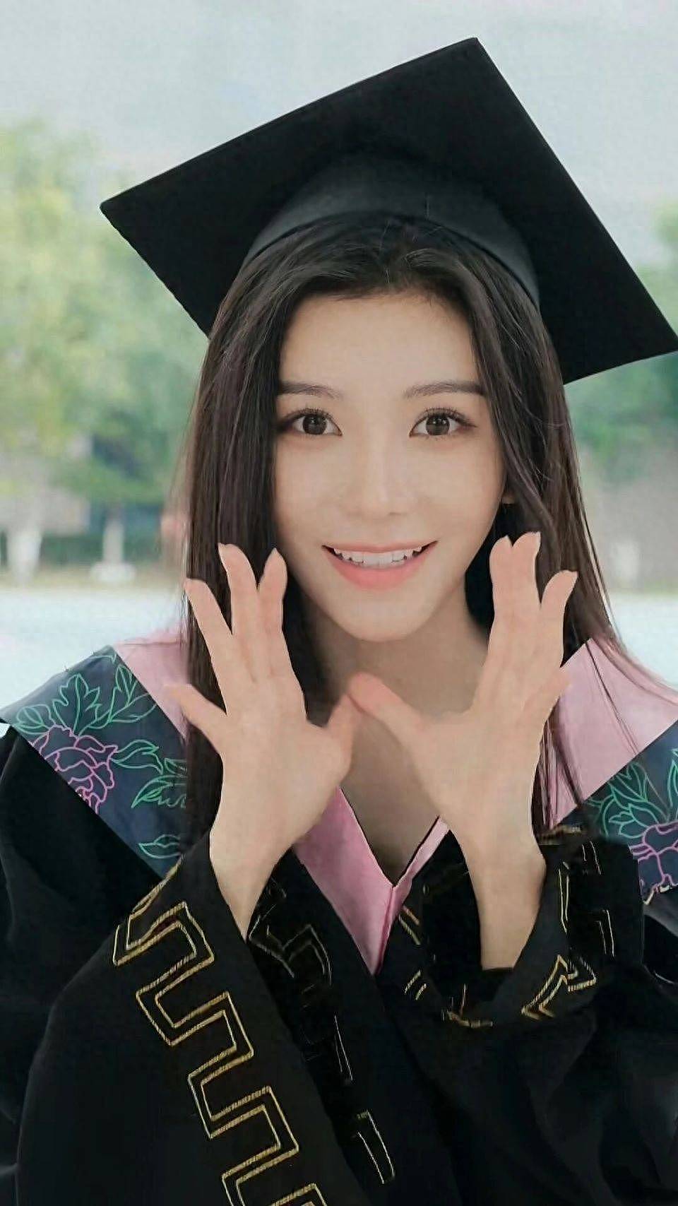 TVB港姐季军宣布中戏毕业，清纯毕业袍造型曝光，古装扮相惊艳 - 1