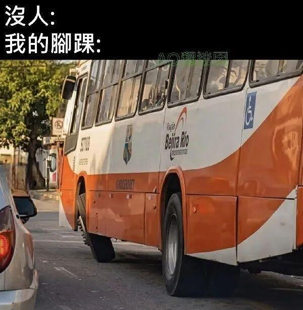 女生街边练习一字马又玩出新高度，这都变成P字马了不会受伤吗? - 3