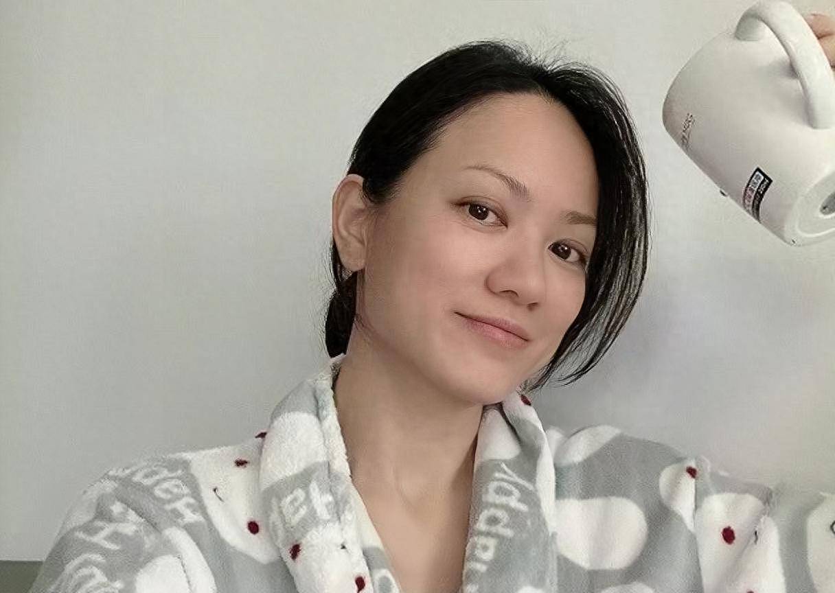 担心!香港知名演员深夜突然晒落泪照,婚后和老公坚持丁克 - 1