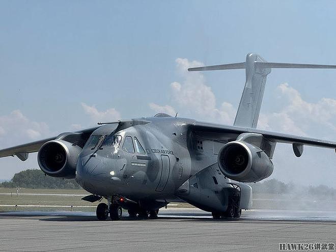 捷克空军举行首架C-390运输机接收仪式 走进驾驶舱 观看内部设备 - 2