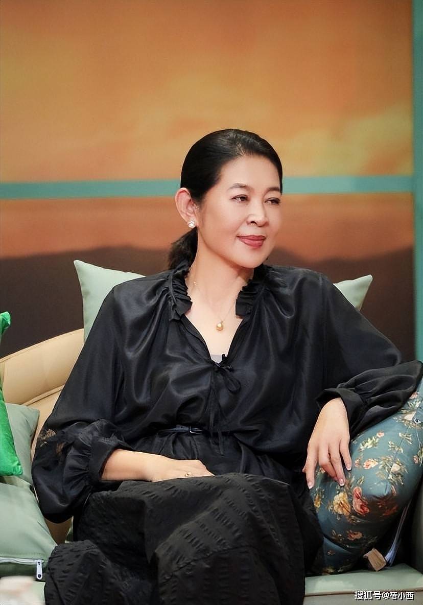 倪萍又要引领大妈时尚，穿条纹T恤+松垮裤+墨镜，时髦高级又洋气 - 9