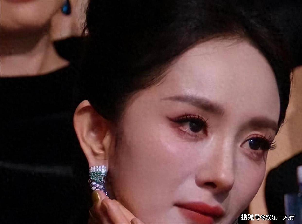 杨幂白玉兰2秒“黑脸”被骂输不起？先看白宇折给她的那朵白玉兰再说 - 7