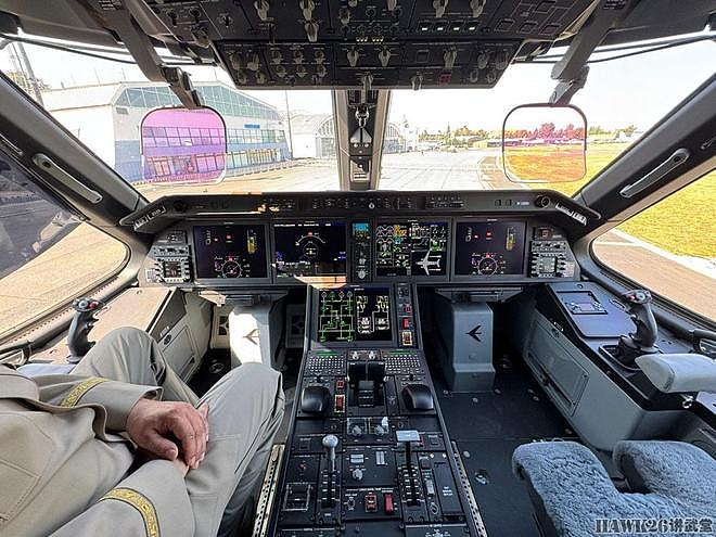 捷克空军举行首架C-390运输机接收仪式 走进驾驶舱 观看内部设备 - 23