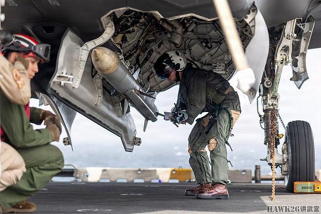 美国“拳击手”号两栖攻击舰飞行训练 F-35B隐形战斗机频繁起飞 - 4