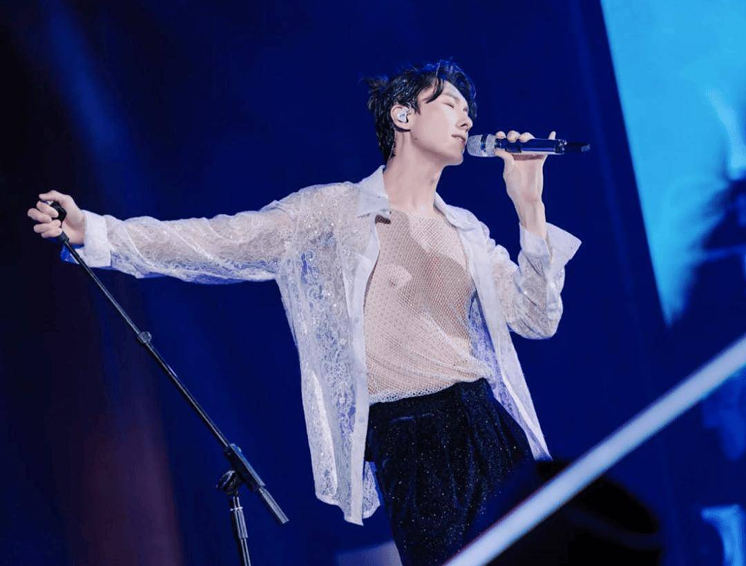 王浩信开演唱会牵手胡杏儿！当众解释两人关系！直言非常感激女方 - 1
