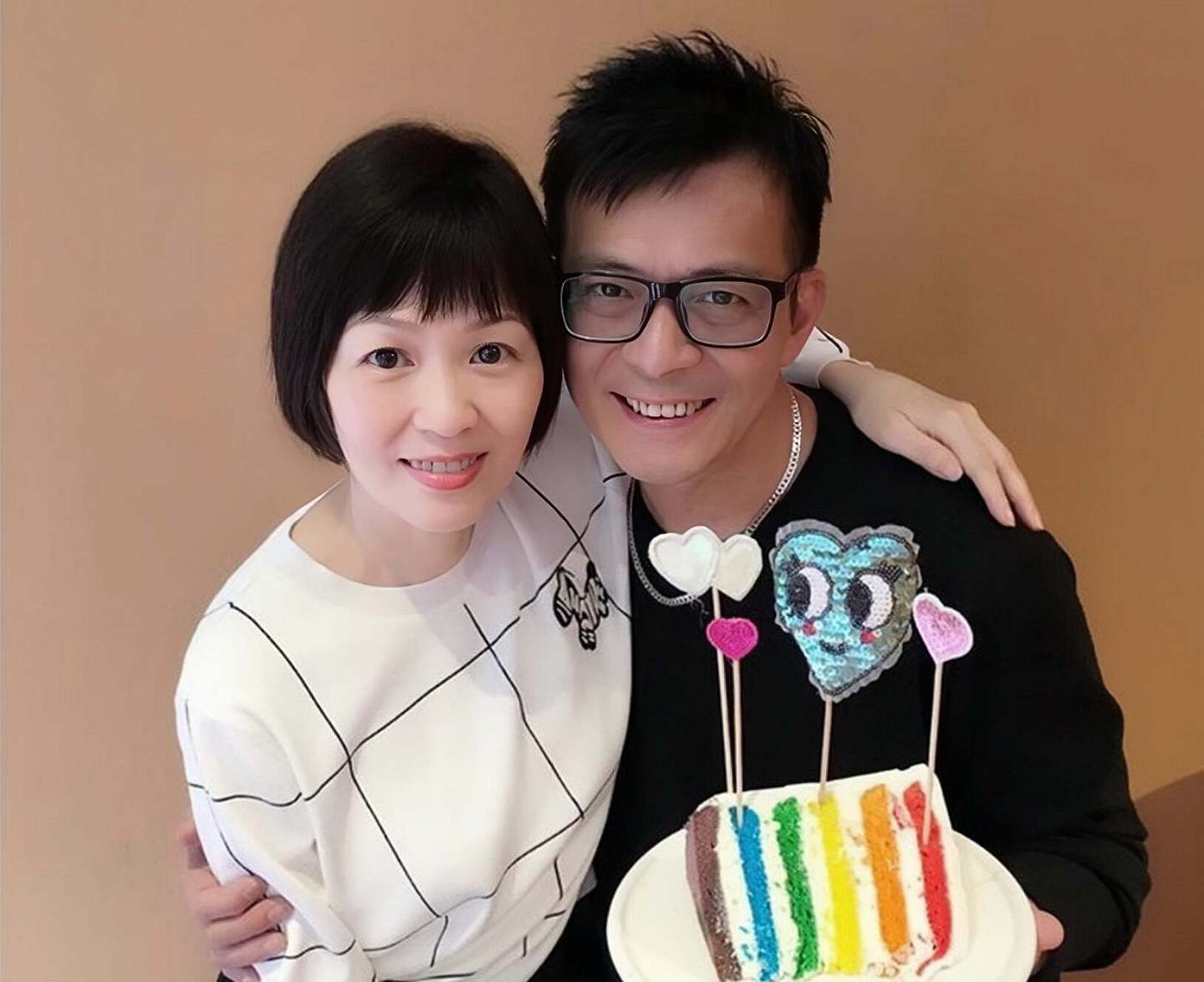 香港知名演员在街上抽烟被拍,宣布退出娱乐圈,丧妻六年至今单身 - 5