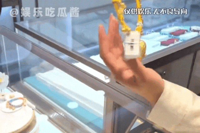 带狗逛金店，它一眼相中个大金项圈……换个小手镯？狗：你打发谁呢！ - 1