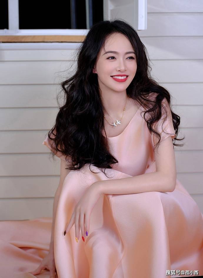 41岁唐嫣太显年轻了！穿T恤+牛仔半身裙+棒球帽，嫩的像女大学生 - 6