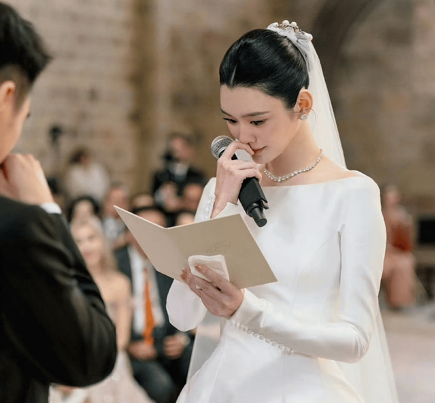 奚梦瑶婚礼口碑翻车！何猷君公司股价波动，网友一吐槽就被删评 - 3