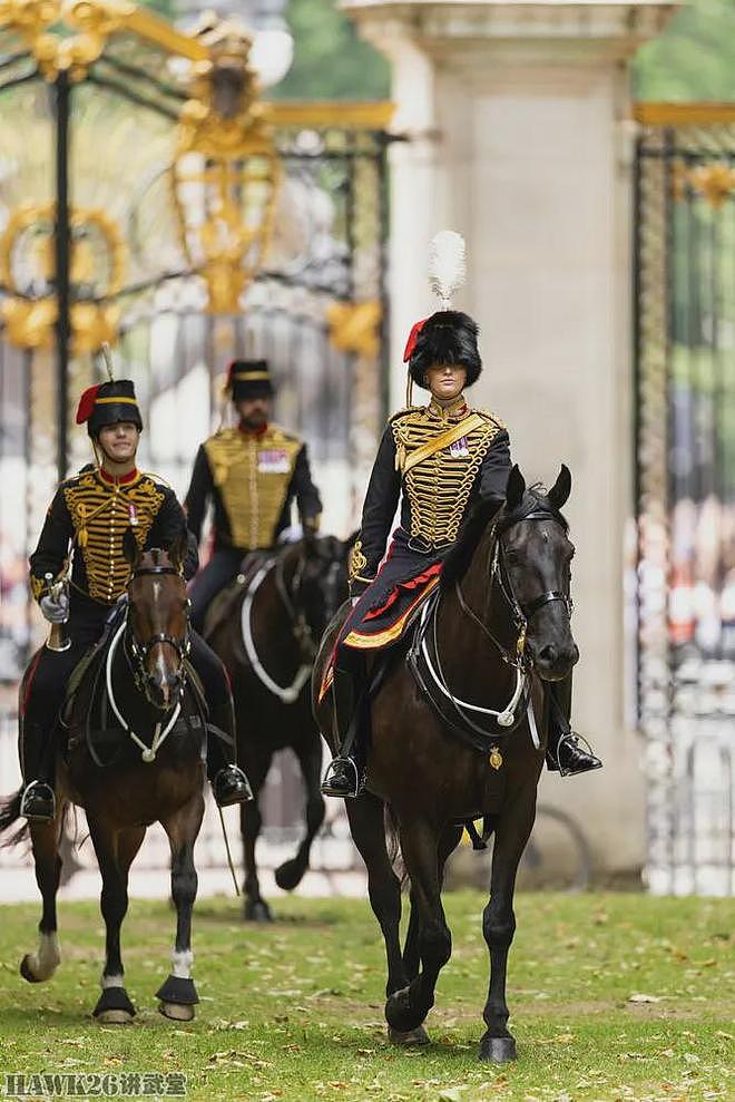 图说：英国皇家骑兵炮兵团鸣放礼炮41响 庆祝王后卡米拉78岁生日 - 1