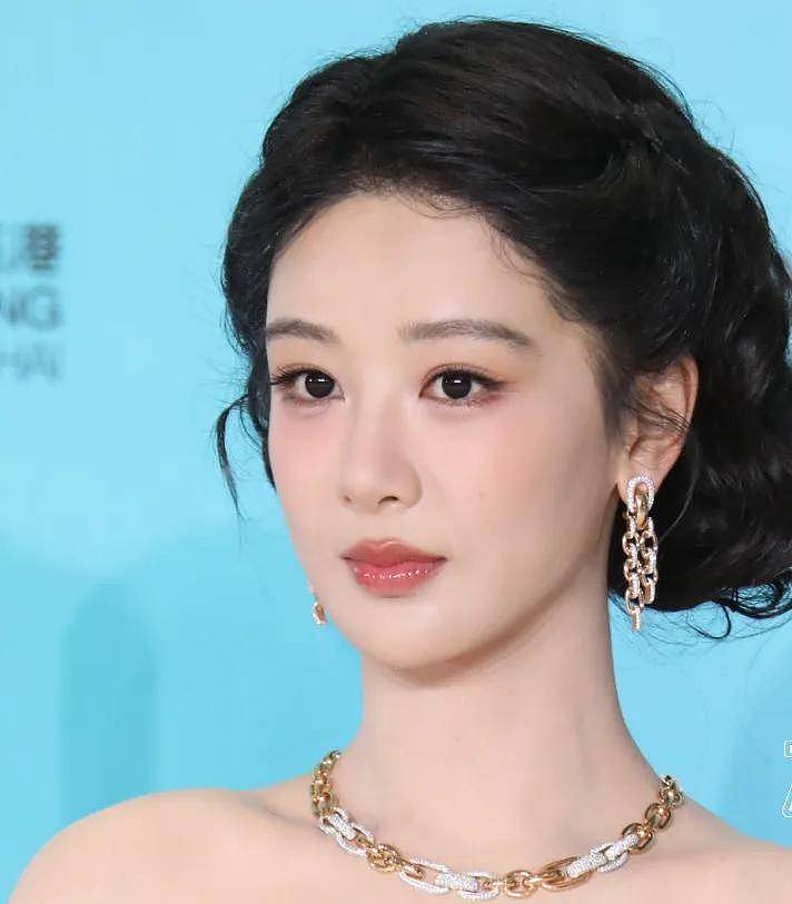白玉兰奖红毯生图来了！杨幂脸上凸起一条线，杨紫用力过猛妆太浓 - 9