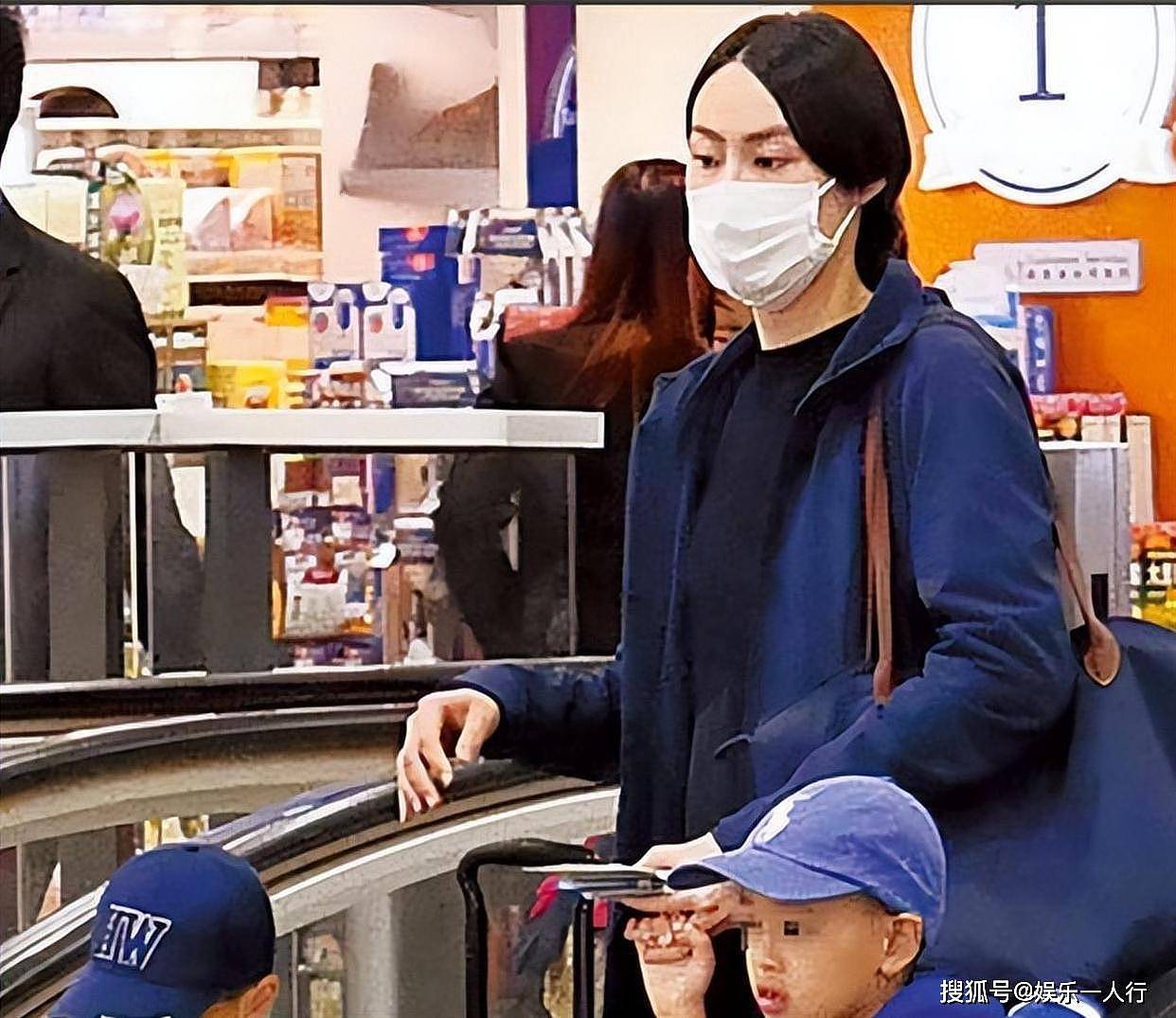 37岁梁洛施挽马浴柯走红毯:分手李泽楷15年,马浴柯左手戒指抢镜,她全程笑不拉满但没松过手 - 18