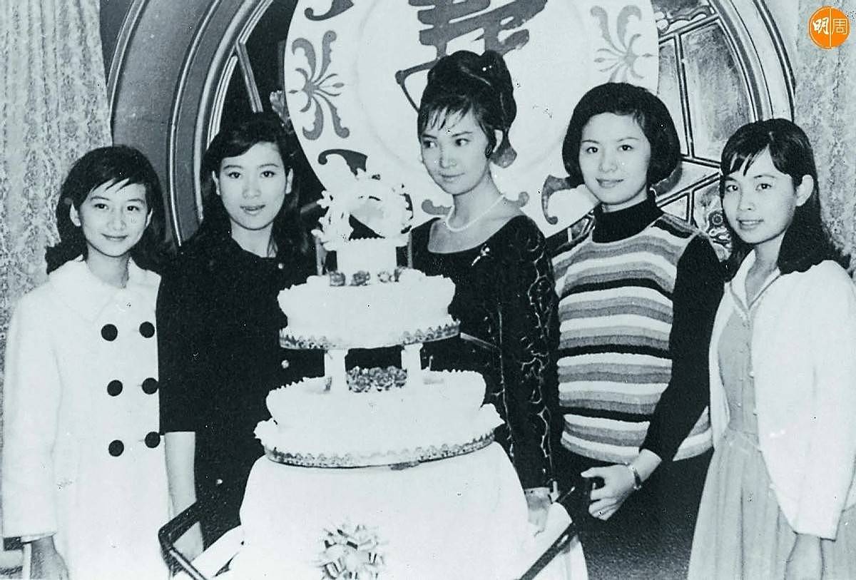 80岁香港资深女星罕见回港庆生,保养得宜,七公主结义超60年 - 6