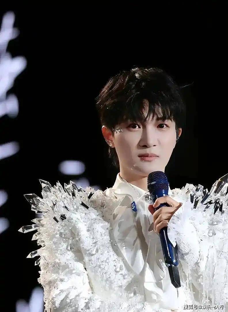 周深2026再陷“不男不女”争议？武汉场3.8万人合唱，李晨当年那句话终于应验了 - 11