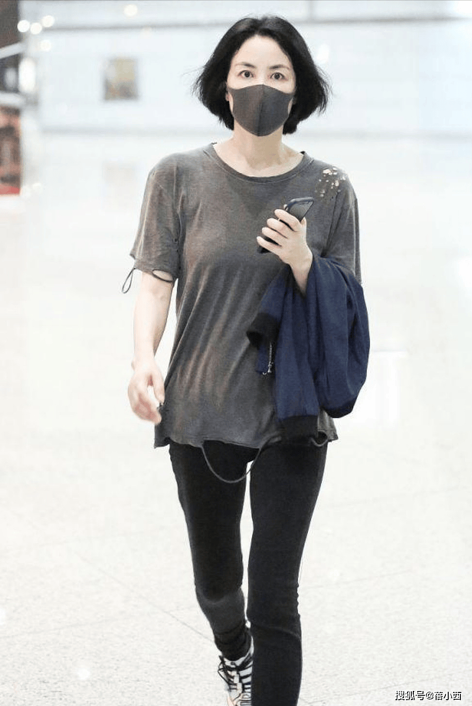 王菲带火了“松弛感”穿搭：碎花裙+平底凉鞋，完全没有大妈味！ - 7