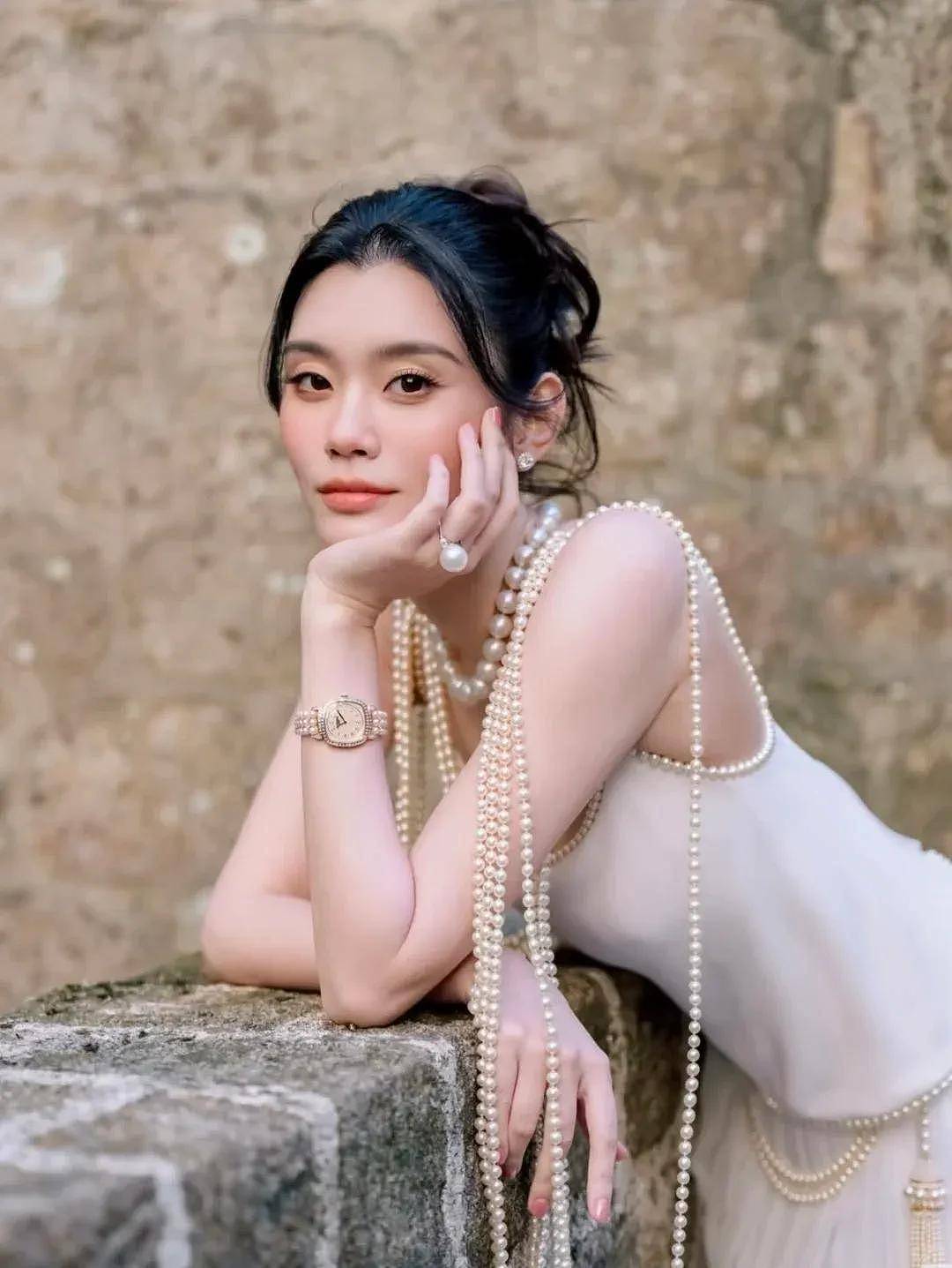 奚梦瑶婚礼细节太讲究！古董裙和奚梦瑶同岁，项链暗示家族地位 - 5