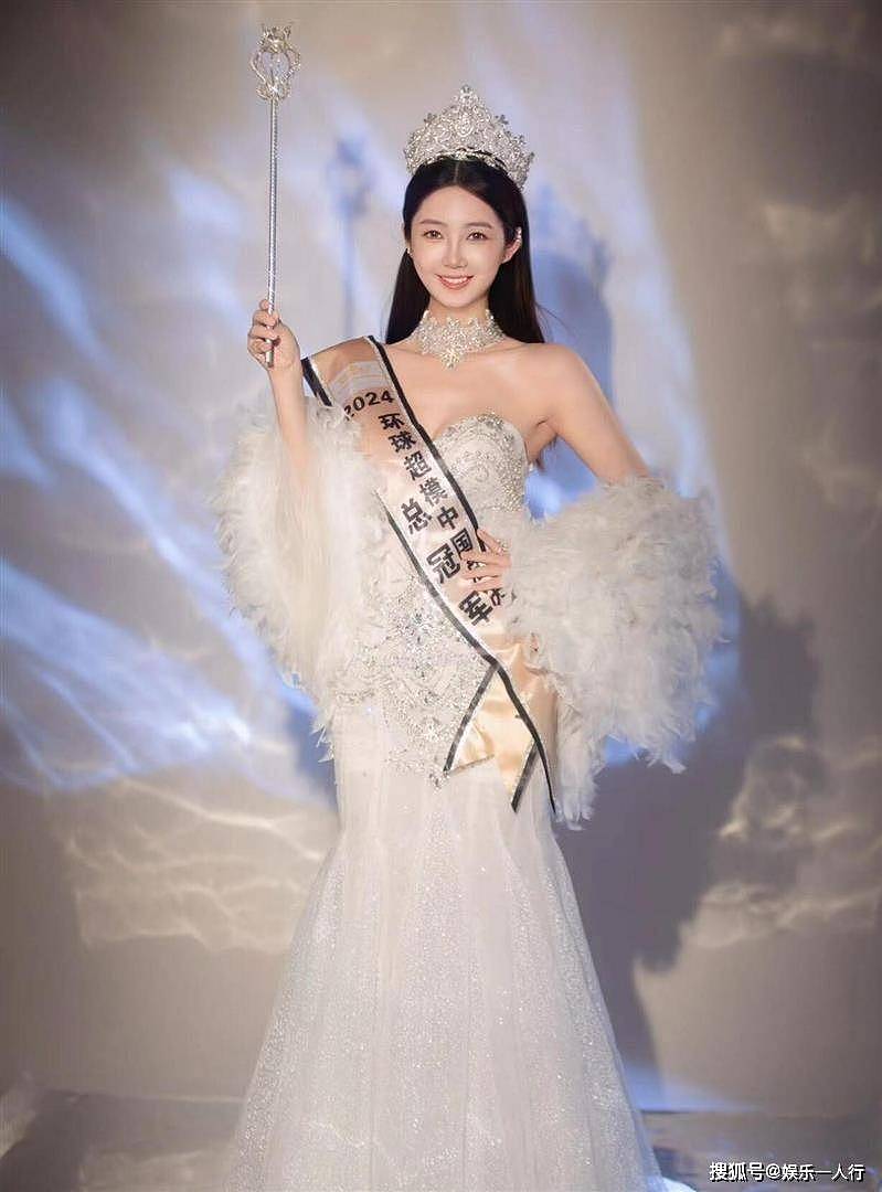 不用凹造型就赢了:魏菁的骨相和176cm的衣架子底盘,才是时尚圈抢着拍的真相 - 12
