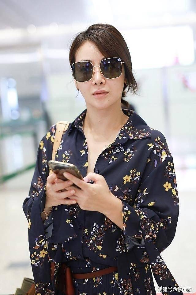 闫妮真有魅力,穿白T恤配卡其八分裤时髦减龄,中年女性穿搭范本 - 8
