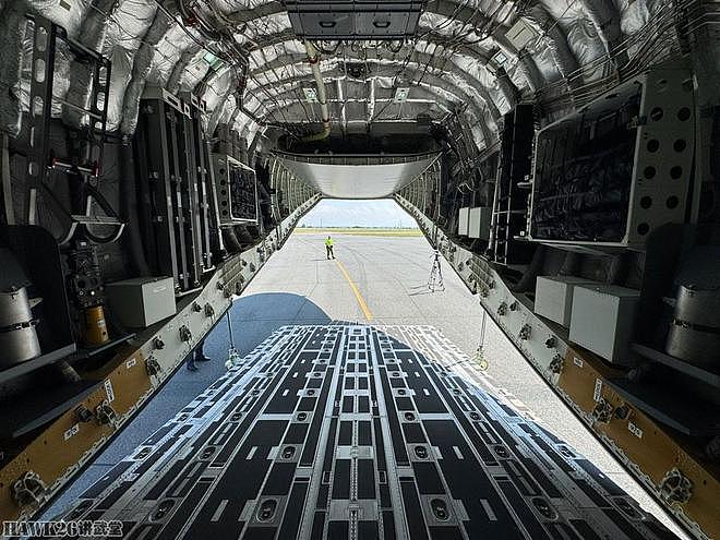 捷克空军举行首架C-390运输机接收仪式 走进驾驶舱 观看内部设备 - 17