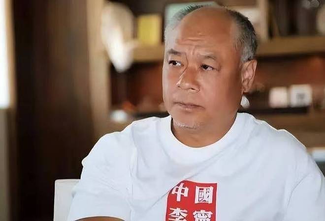 63岁李宁近况：一年赚取30亿，64岁妻子优雅，儿女齐全生活幸福 - 2