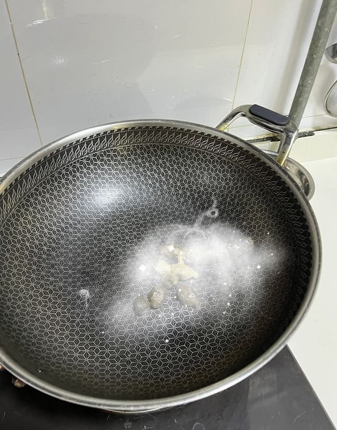 主人在线求大家网暴自家猫，看到它干的好事……网友都无语了：这次真洗不了！ - 1