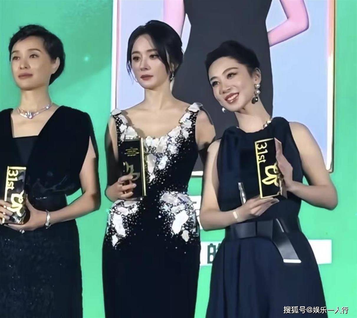 白玉兰晚宴无排位合影刷屏：杨紫主动让C，杨幂先扶孙俪再揽腰理裙摆，吴越站C的松弛感赢麻了 - 11