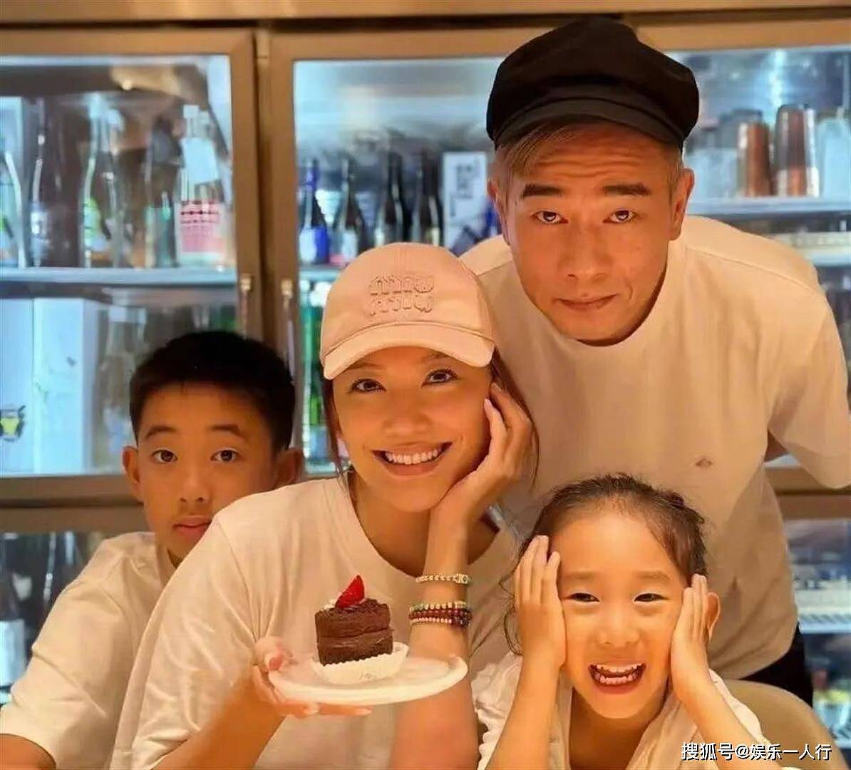 陈小春应采儿俩儿子近照公开:13岁长子与父亲共用一张脸,次子清秀长发及肩 - 1