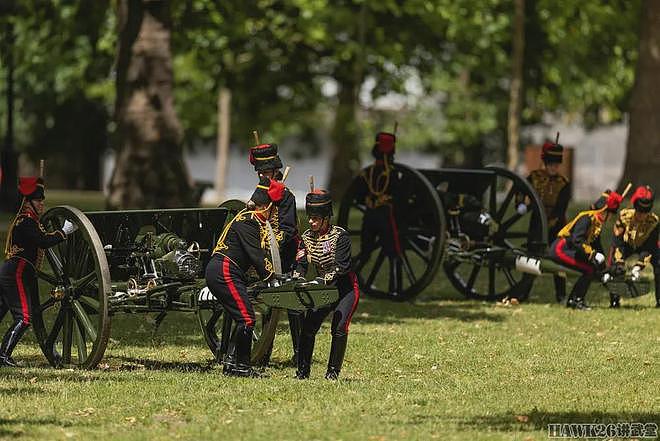 图说：英国皇家骑兵炮兵团鸣放礼炮41响 庆祝王后卡米拉78岁生日 - 7