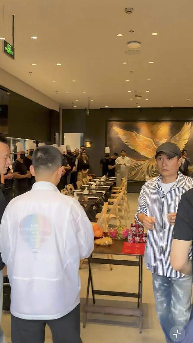文章继面馆后再开酒吧,张杰送花篮,退圈七年娱乐圈人脉照样硬 - 1