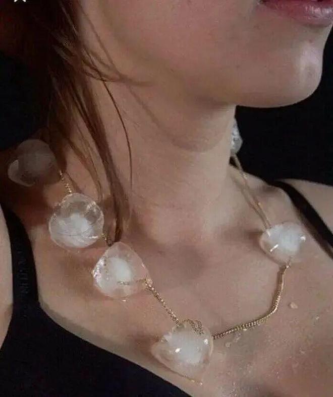 姑娘穿黑丝袜踢足球炫技太秀了，我想这就是我喜欢看足球的原因 - 6