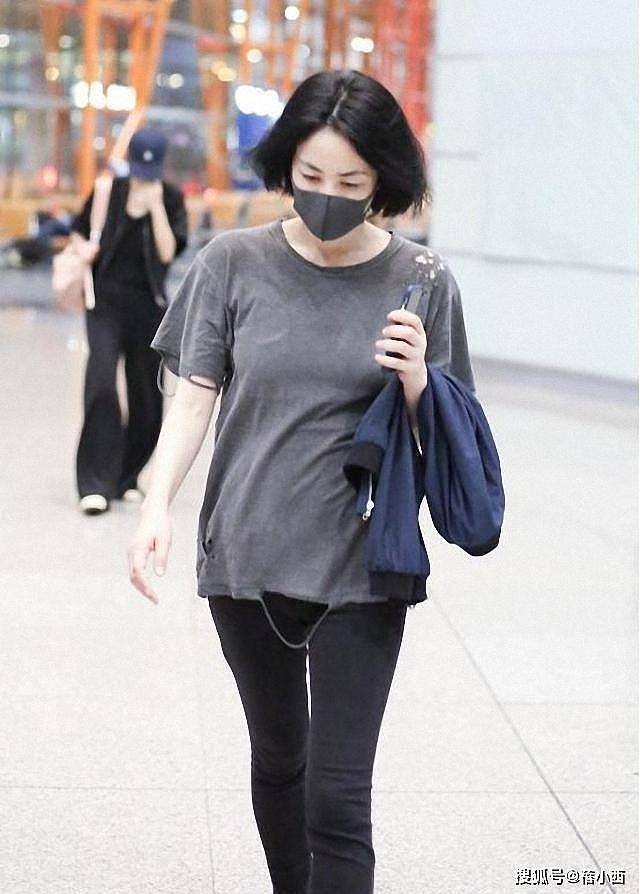 王菲带火了“松弛感”穿搭：碎花裙+平底凉鞋，完全没有大妈味！ - 8