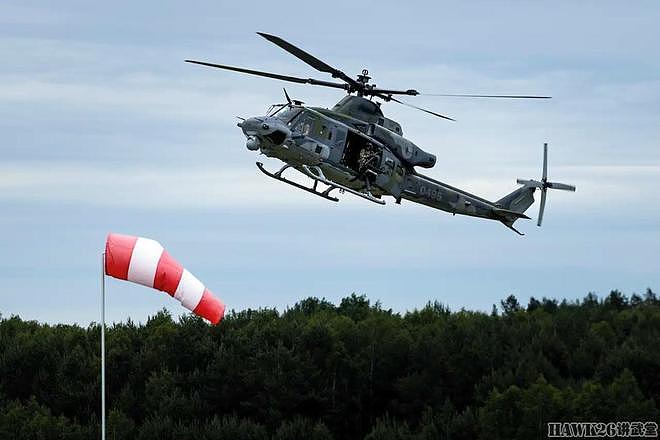 捷克UH-1Y“毒液”直升机训练 三色迷彩有灵性 舱门机枪手很重要 - 3