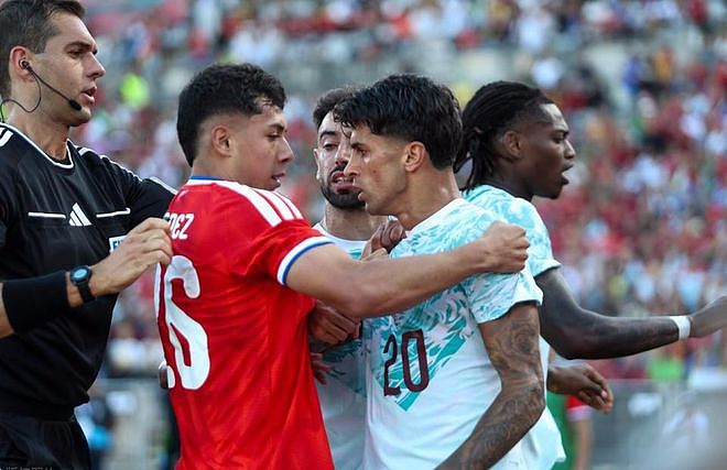 葡萄牙热身赛打架 5000万飞翼5次怒推+拳击对手染红 恐遭FIFA追罚 - 1
