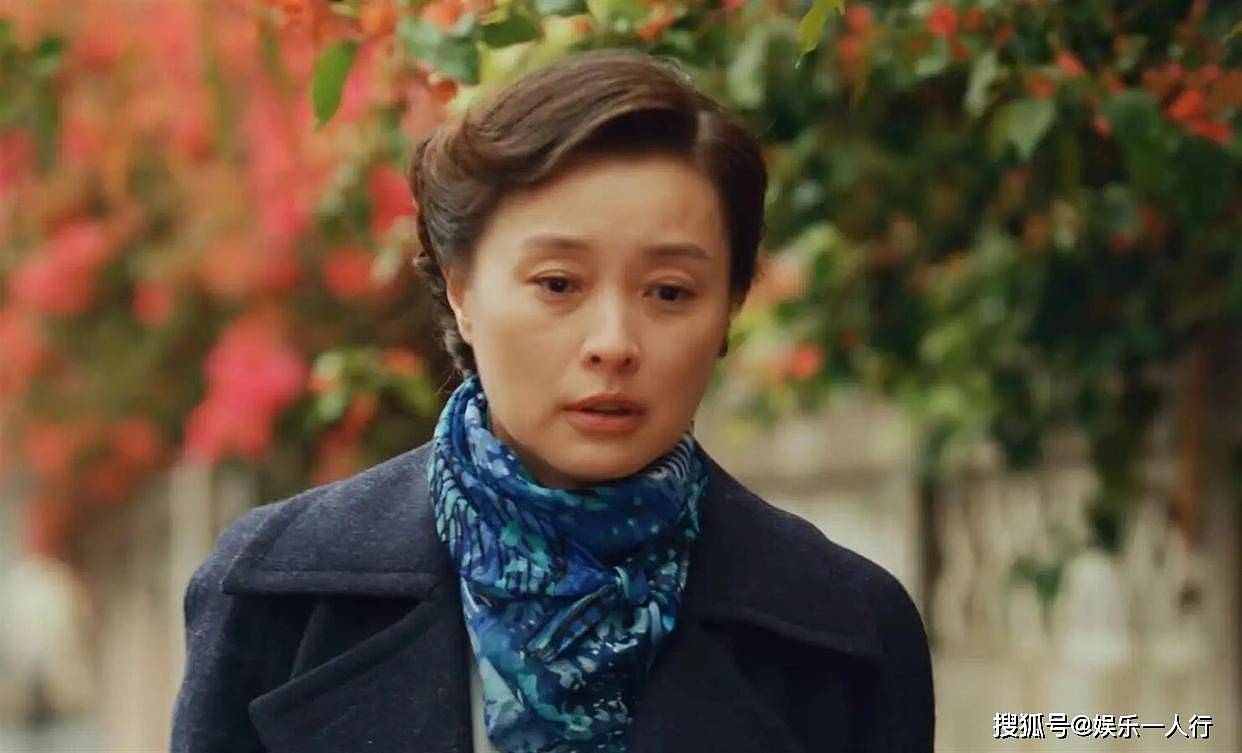 白玉兰晚宴无排位合影刷屏：杨紫主动让C，杨幂先扶孙俪再揽腰理裙摆，吴越站C的松弛感赢麻了 - 2