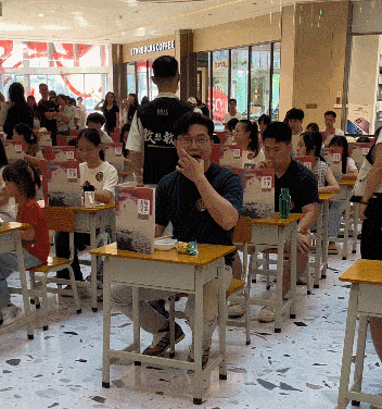 突然在全国爆火的“上课偷吃大赛”，成了多少中登社畜的合法发疯现场？ - 12