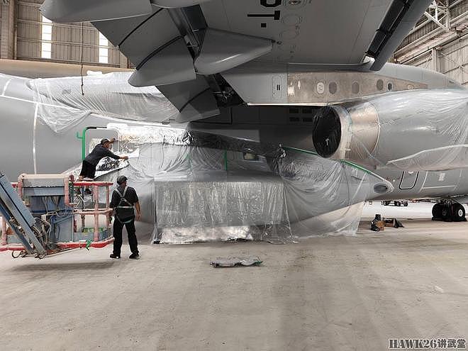 捷克第一架C-390中型运输机完成涂装 三色空优迷彩 显得特立独行 - 9